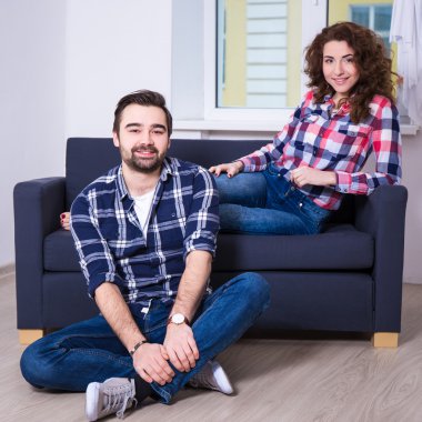 ilişki kavramı - yeni f kanepede oturan güzel Çift