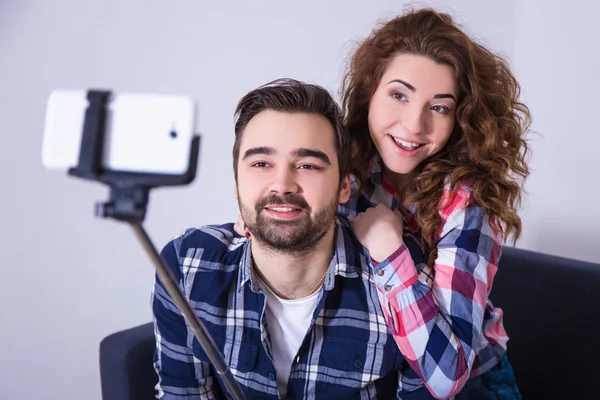Bevétel fénykép-val szúró telefon, a selfie s a fiatal gyönyörű pár — Stock Fotó