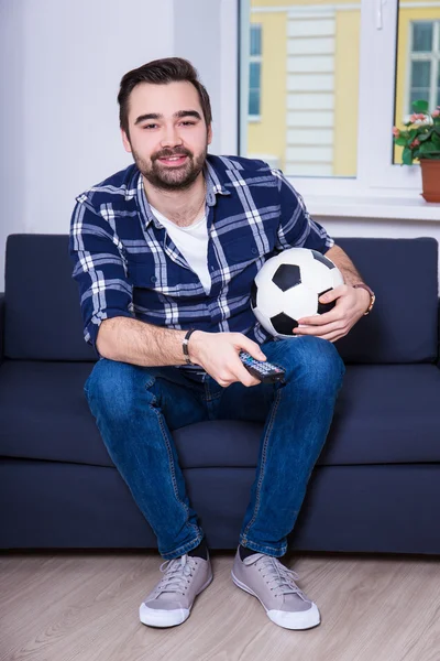 Hombre feliz viendo fútbol en la televisión en casa —  Fotos de Stock