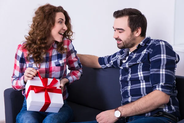 Concepto de día de San Valentín - mujer joven feliz apertura regalo él —  Fotos de Stock