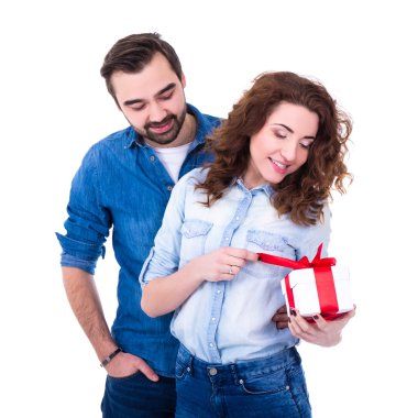 güzel kız sevgilisi whit üzerinde izole hediye kutusu açma