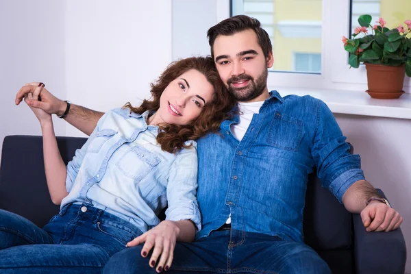 Förhållandet koncept - porträtt av söta unga par sitter i — Stockfoto