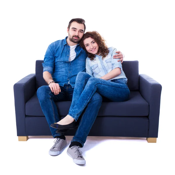 Молодий чоловік і жінка сидять на дивані ізольовані на білому — стокове фото