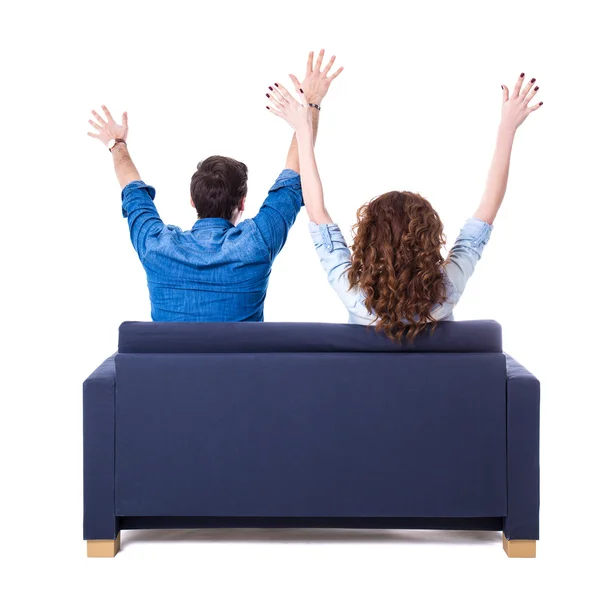 Vista do jovem casal alegre sentado no sofá isolado w traseira — Fotografia de Stock