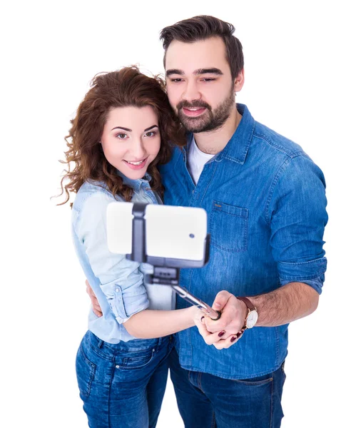 Unga lyckliga paret ta foto med smart telefon på selfie minne — Stockfoto