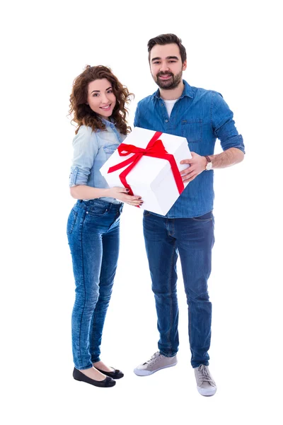 Retrato de longitud completa de la joven pareja feliz con caja de regalo grande iso —  Fotos de Stock