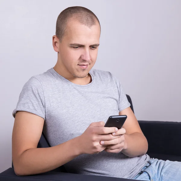 Retrato de hombre guapo con teléfono inteligente —  Fotos de Stock