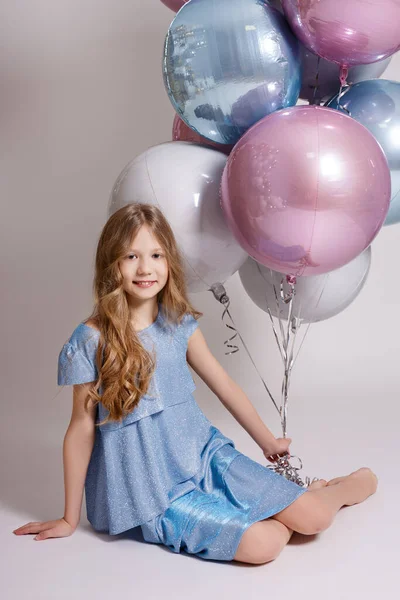 Concept D Anniversaire Fille Heureuse En Robe De Fete Avec Des Ballons D Air Pastel Sur Fond Blanc Evenement Beaucoup Stock Photo Concept D Anniversaire Fille Heureuse En Robe De Fete Avec Des Ballons D Air Pastel Sur Fond Blanc Evenement Beaucoup Stock Photo