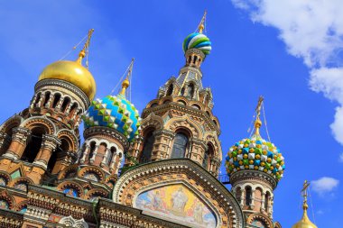 Mavi gökyüzü arka plan üzerinde Kilise