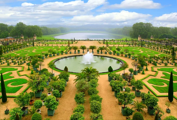 Bellissimo giardino con fontana — Foto Stock