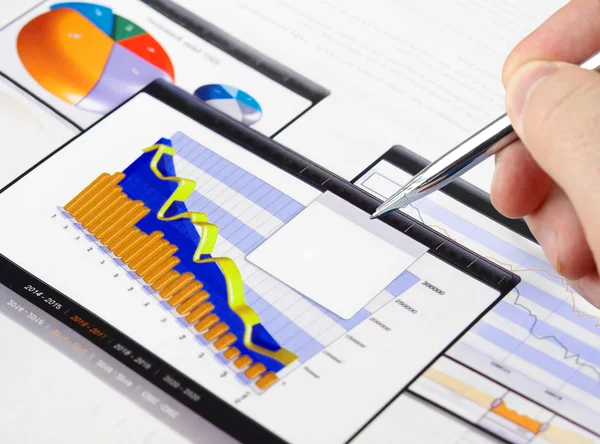 Gráficos de inversión con pluma —  Fotos de Stock