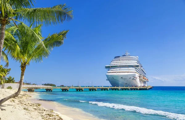 Bateau Croisière Luxe Port Par Une Journée Ensoleillée — Photo