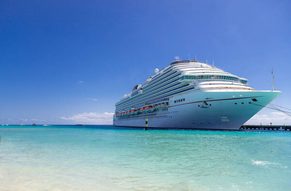 Роскошное круизное судно в порту в солнечный день
