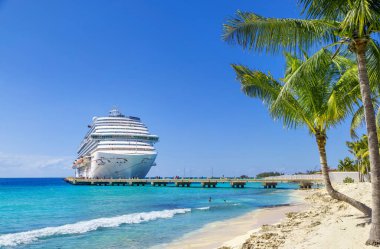 Grand Turk, Turks ve Caicos Adaları - 29 Mart 2019: Güneşli bir günde Grand Turk limanına yanaşan Karnaval Büyüsü Gezisi