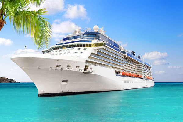 Круизный лайнер класса люкс направляется в порт