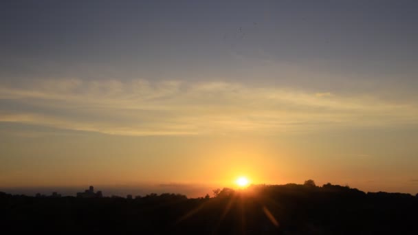 Tijdsverloop Van Zonsondergang Met Wolken Hoogbouw Silhouetten Aan Horizon — Stockvideo