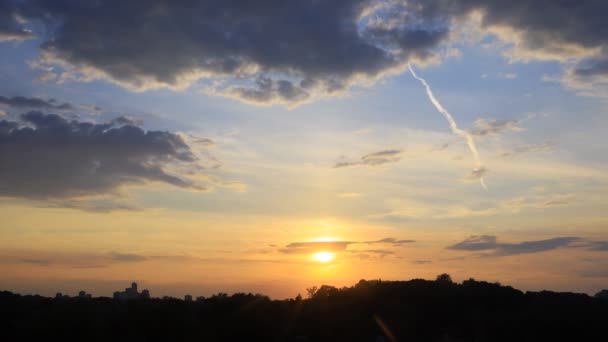 Zeitraffer Des Sonnenuntergangs Mit Wolken Und Hochhaussilhouetten Horizont — Stockvideo