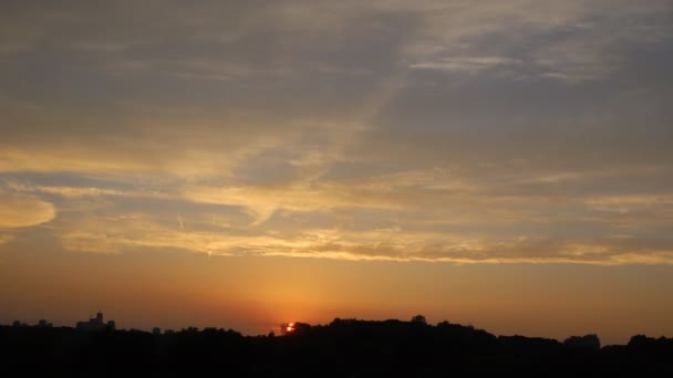 Tijdsverloop Van Zonsondergang Met Wolken Hoogbouw Silhouetten Aan Horizon — Stockvideo