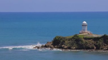  Tropik deniz kıyısındaki beyaz çardak 