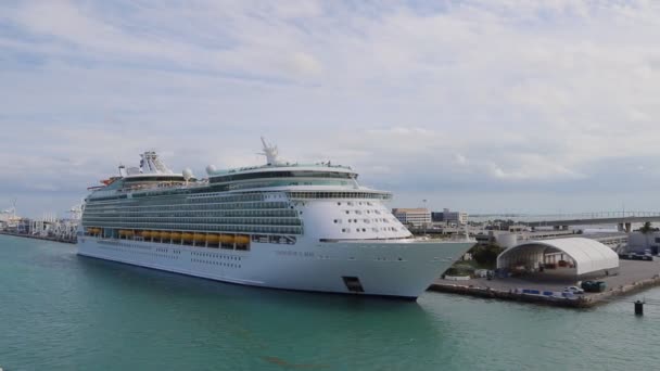 Miami Usa Maart 2019 Royal Caribbean Cruiseschip Navigator Seas Aangemeerd — Stockvideo