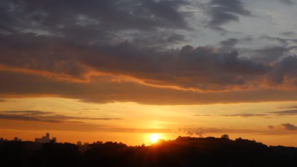 Tijdsverloop Van Zonsondergang Met Wolken Hoogbouw Silhouetten Aan Horizon — Stockvideo