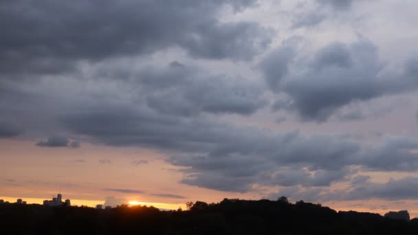 Tijdsverloop Van Zonsondergang Met Wolken Hoogbouw Silhouetten Aan Horizon — Stockvideo