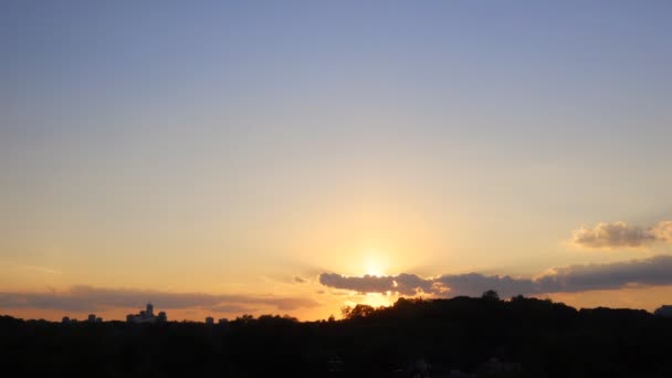 Tijdsverloop Van Zonsondergang Met Wolken Hoogbouw Silhouetten Aan Horizon — Stockvideo