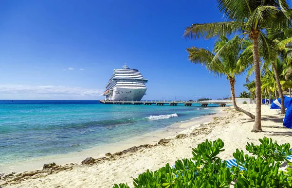 Cruiseschip Aangemeerd Tropische Haven Zonnige Dag — Stockfoto