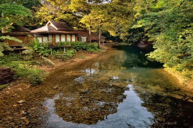 Chiew Lan göl, Khao S tropikal kıyısında ahşap bungalov