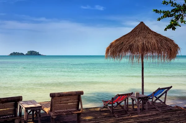 Tropical beach resort with lounge chairs and umbrellas — Stock Photo, Image