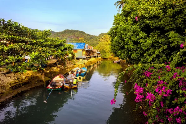 Kleine dorpswoning aan de rivier in thailand — Stockfoto