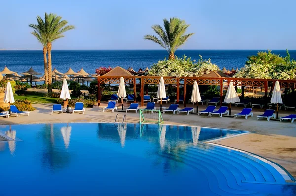 Swimming pool with stair at hotel — Stock Photo, Image