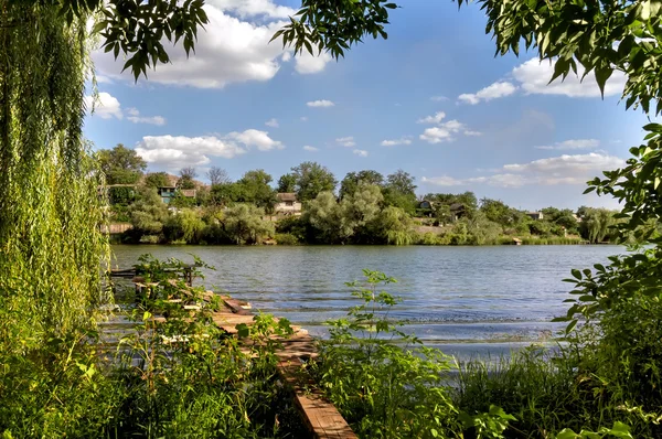 Sonniger Tag an einem ruhigen Fluss im Sommer — Stockfoto