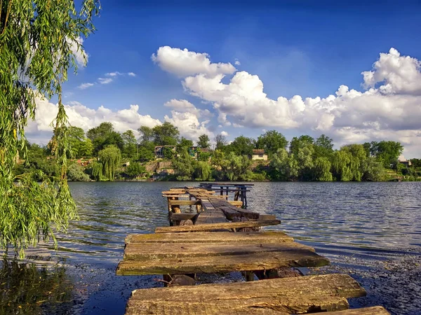 Sommerlandschaft Und Zerstörte Holzbrücke Ukraine lizenzfreie Stockbilder