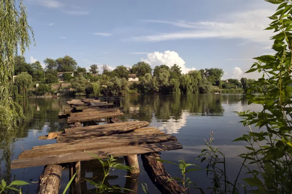 Passerelle sur une petite rivière en ukrain — Photo