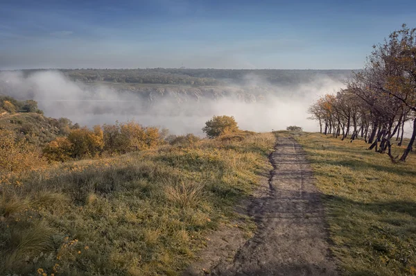 Fin automne au brouillard fluvial — Photo