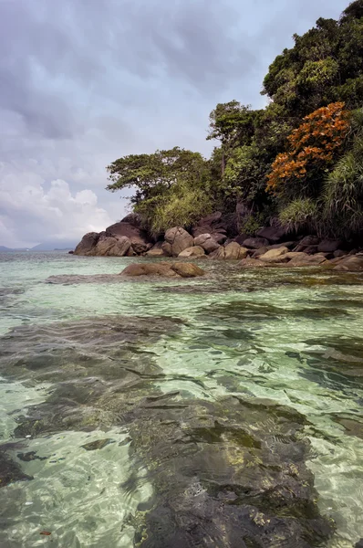 Kayalık sahilleri Koh Chsng icland, Tayland — Stok fotoğraf