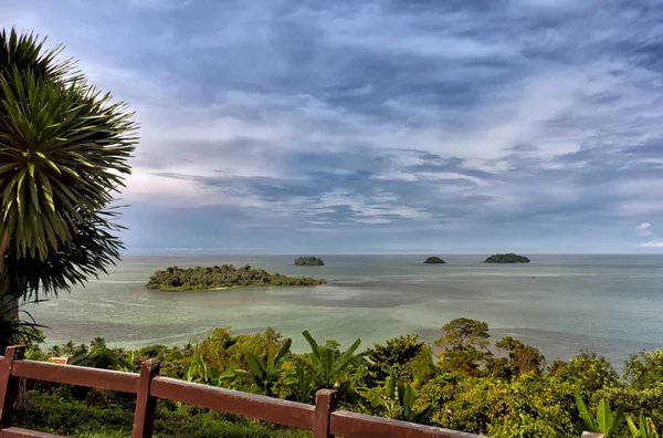 Vue panoramique sur les petites îles tropicales près de l'île de Koh Chang — Photo