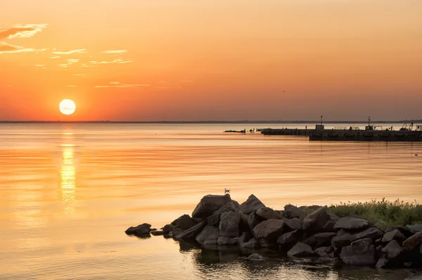 Malerischer Blick auf den schönen Sonnenuntergang über dem Meer — Stockfoto