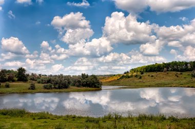 bir göl ve güzel bulutlar doğal yansımaları
