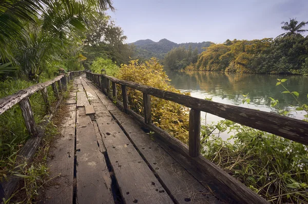 Starý dřevěný most přes malé řeky — Stock fotografie
