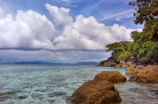 Pláž s kamením a modrá obloha v Tratu Thajsko — Stock fotografie