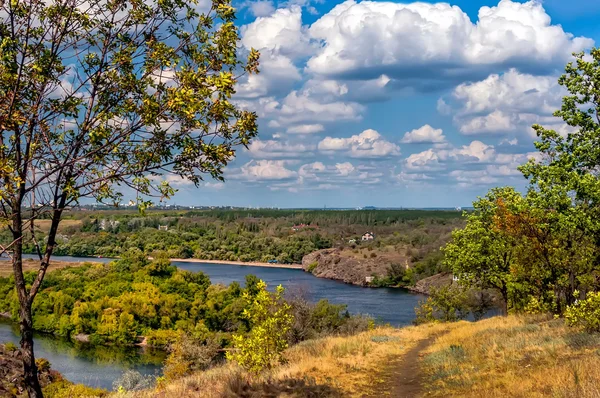 Paysage estival avec rivière et ciel bleu — Photo