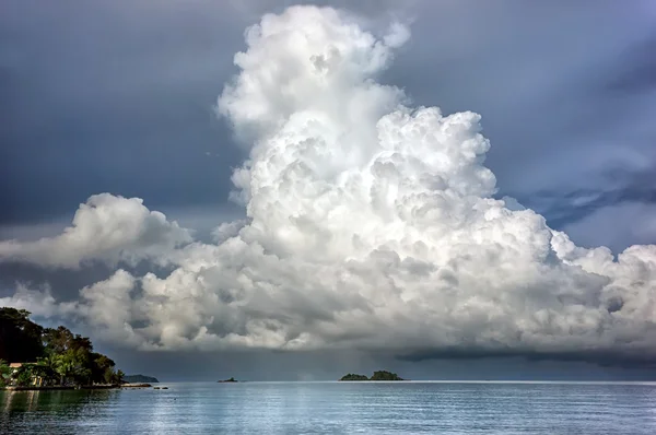 Céu azul bonito com nuvens sobre o mar — Fotografia de Stock