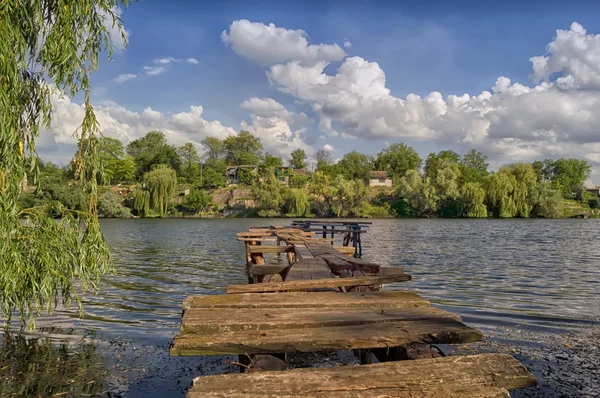 Oude houten voet brug — Stockfoto