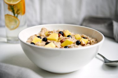 mango ve çilek ile yulaf ezmesi