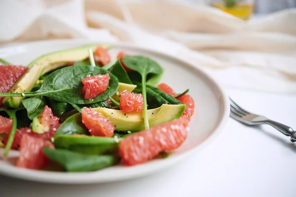 Salada com abacate e toranja — Fotografia de Stock