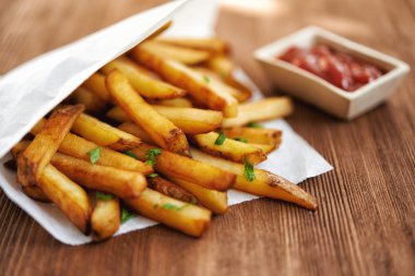 Kızarmış patates ve ketçap.
