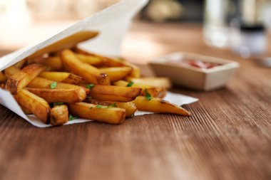 Kızarmış patates ve ketçap.