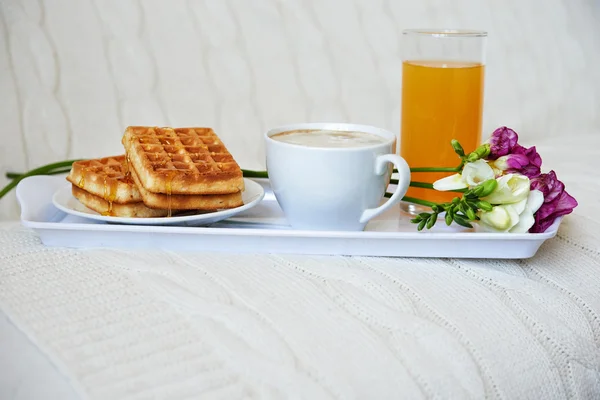 Breakfast in bed — Stock Photo, Image